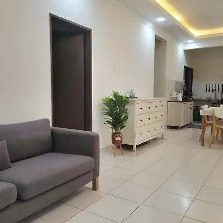 Yuslina Homestay Bandar Puncak Alam Exterior photo
